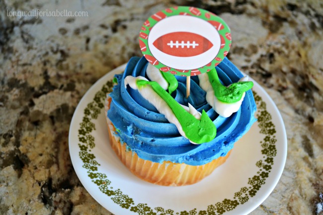 Seahawks Cupcakes with Printable Topper